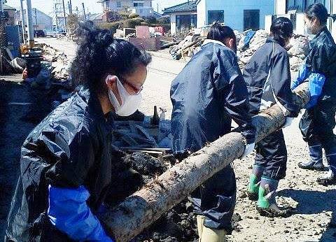 日本311海嘯後，災民清理家園場景（圖/丸山陽子師母）